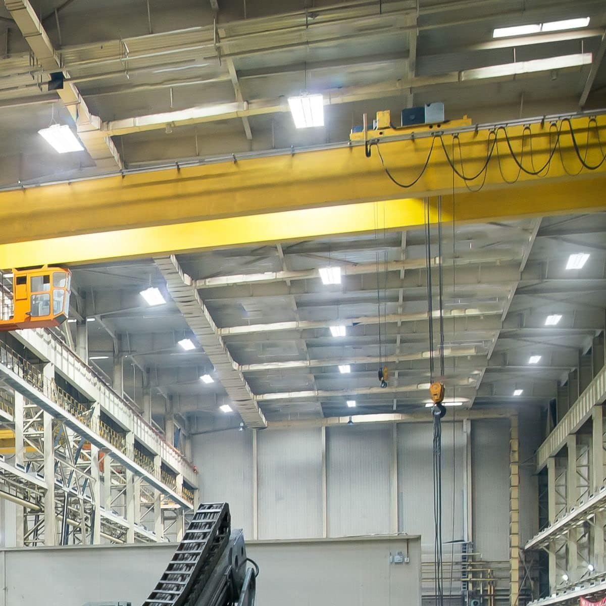 Lepro 165W dimmable linear LED high bay light with 23,100 lumens and 5000K color temperature for industrial warehouse or factory lighting